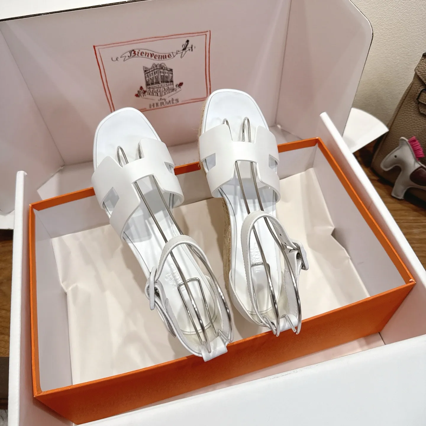 👟👟Ex-factory price 720👟👟 Hermes... a Eclair 2025 new color + popular series, the version is super positive, with a certain thickness, which makes the legs longer! Breathable, comfortable calfskin, spring and summer color matching, this item is both beautiful and comfortable! Channel supply code size: 35-39 can be ordered as 40.41 with airplane box ➕20